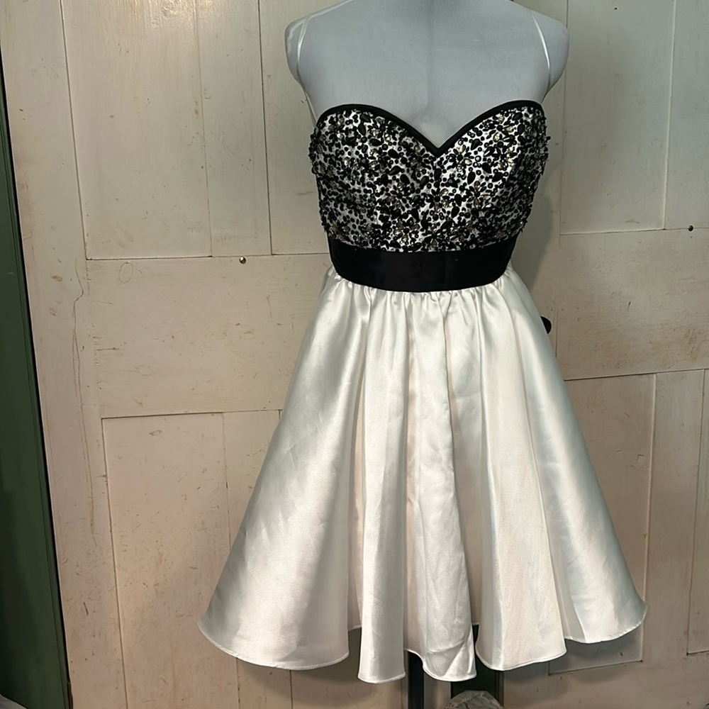 EC Mori Lee Semi-Formal Party Dress Sz 2? White Beaded Fit-N-Flare Prom Wedding
